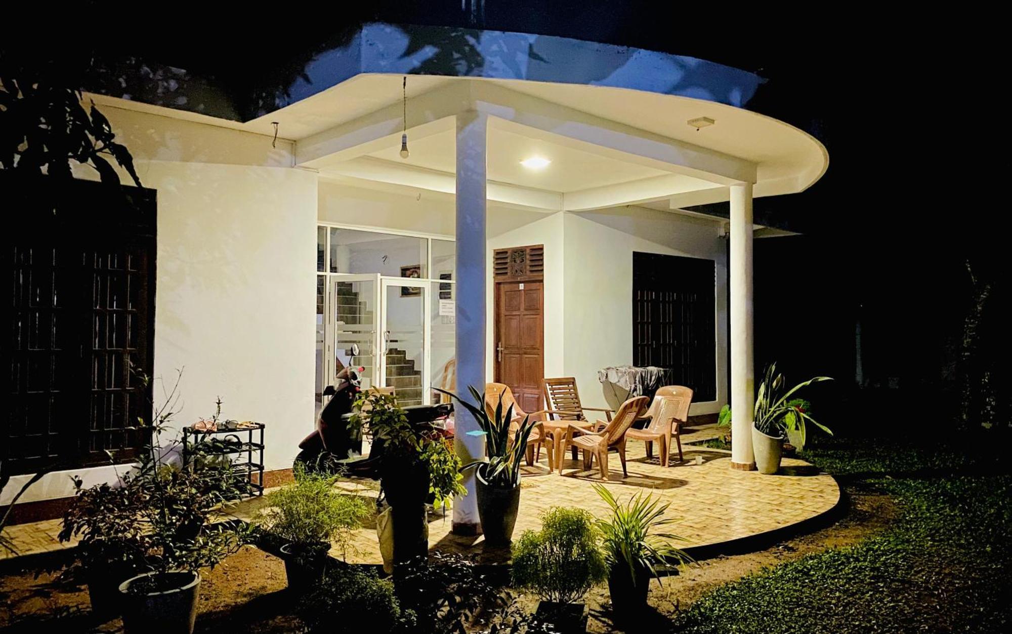 Sasmika Villa Surf&Yoga Hostel Weligama Esterno foto